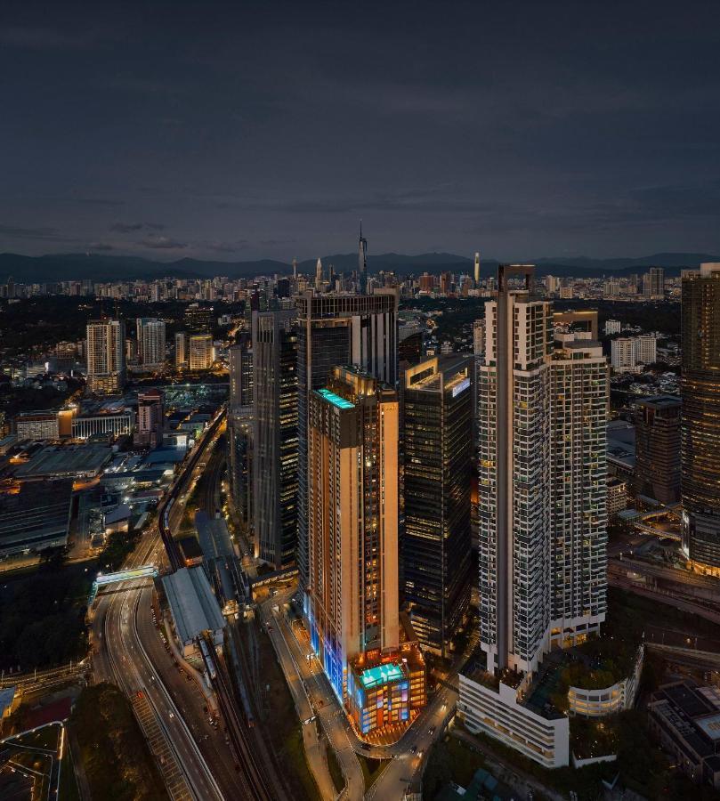 Amari Kuala Lumpur Hotell Eksteriør bilde Aerial view of the complex at night