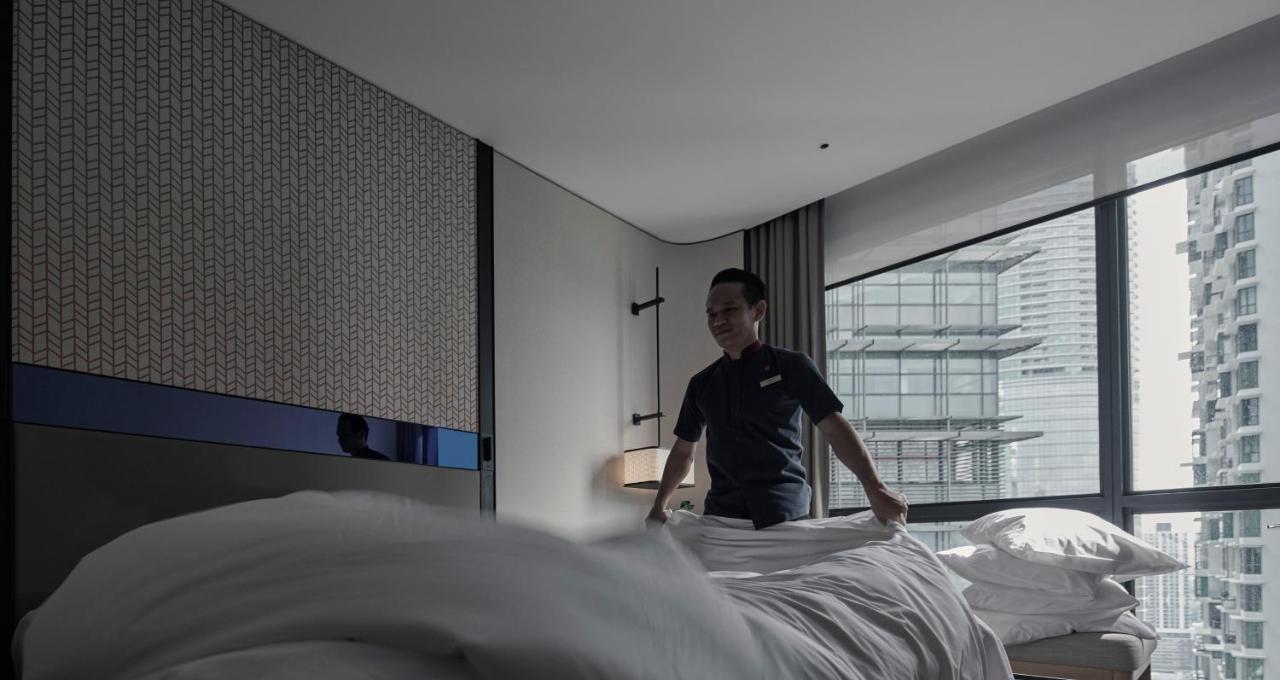 Amari Kuala Lumpur Hotell Eksteriør bilde A hotel housekeeper making a bed
